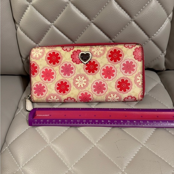 Floral Pink and Cream Wristlet Set - Picture 4 of 11